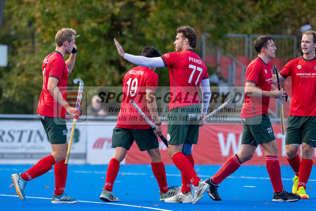 HK_20241019_107878 | 1. Bundesliga Herren Crefelder HTC - Großflottbeker THGC am 19.10.2024 CHTC, Krefeld , Niklas Wellen ( Crefelder HTC 10 ) , Nguyen Tino ( Crefelder HTC #19 ) , Masi Pfandt ( Crefelder HTC #77 )