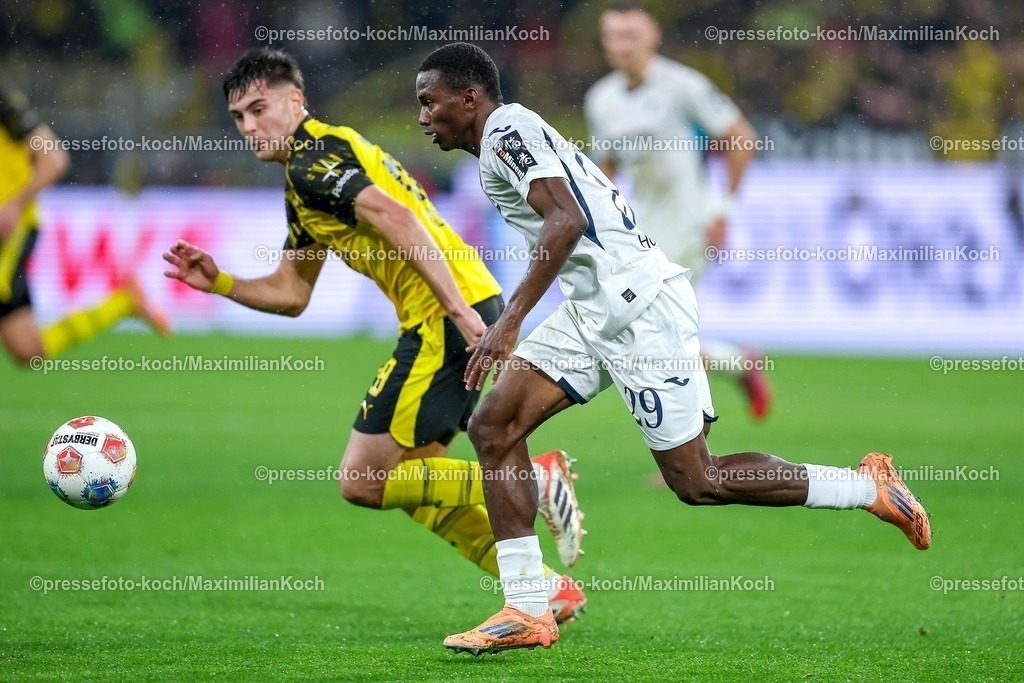 BVB07122501032 | 07.12.2025, Fußball, Borussia Dortmund - TSG 1899 Hoffenheimt, 1. Fußball Bundesliga, 13. Spieltag, Signal Iduna Park, Saison 2025 2026: Aaron Anselmino&nbsp;(BVB #28) im Zweikampf gegen  Bazoumana Touré&nbsp;(TSG Hoffenheim #29)  DFB regulations prohibit any use of photographs as image sequences and or quasi-video.