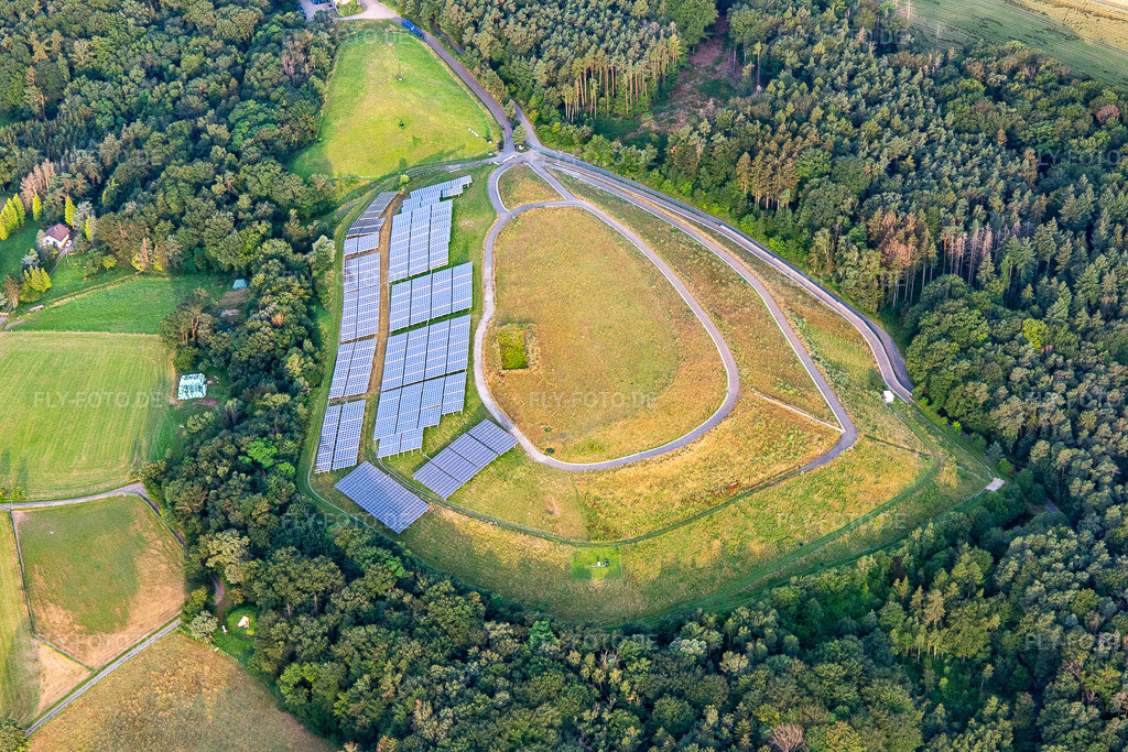 Luftbild: Deponie mit PV-Anlage des Müllabfuhr-Zweckverband Odenwald im Ortsteil Langenbrombach in Brombachtal im Bundesland Hessen in Deutschland. Foto: IMG_142682.jpg vom 19.07.2024 durch Werner Riehm/FLY-FOTO.deMüllabfuhr-Zweckverband Odenwald - Abfallentsorgung im Odenwaldkreis