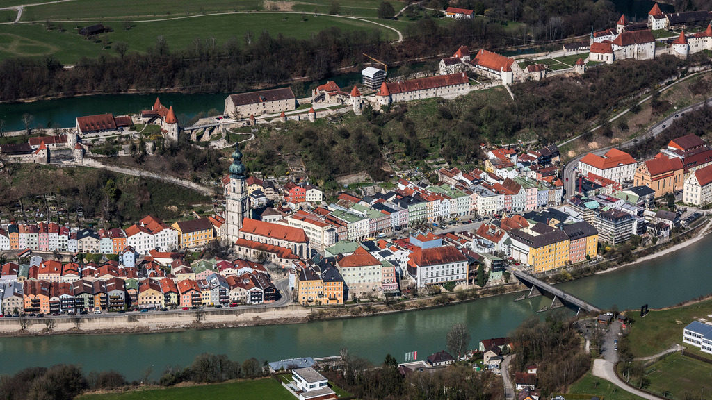 dr__0010447.jpg | BURGHAUSEN 28.03.2017 Altstadtbereich und Innenstadtzentrum Burghausen  in Burghausen im Bundesland Bayern, Deutschland. // Old Town area and city center Burghausen  in Burghausen in the state Bavaria, Germany. Foto: Daniel Reiter
