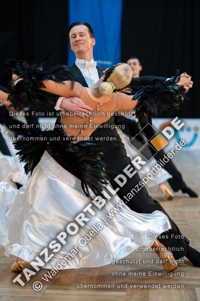 20250118-11679 | Hier finden Sie Tanz Bilder vom Latein und Standard Formationen tanzen. Sportbilder vom Tanzsport. Schöne Fotos und von Weltmeisterschaft, Europameisterschaft, Bundesliga, Regionalliga, Oberliga und Landesliga sowie von GOC Stuttgart, DanceComp, WM Bremen