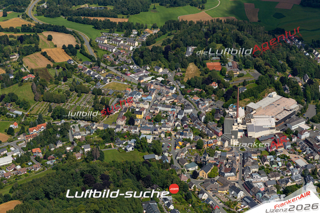 Das Luftbild der Stadt Helmbrechts wurde 2021 vom Flugzeug heraus erstellt (keine Drohne) Aufnahmehöhe ca.450 Meter- hohe Bildauflösung und Druck-Qualität garantiert!