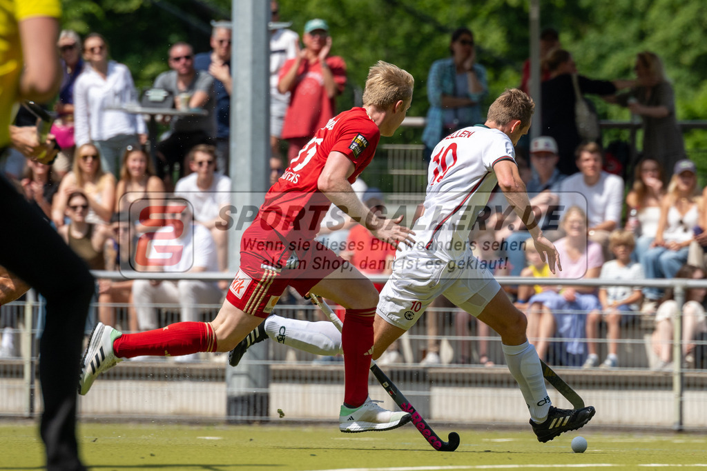 SFE_20240511_0046 | Krefeld, Deutschland, 11.05.2024: Tom Grambusch (Rot-Weiss Köln) Niklas Wellen (Crefelder HTC) in Aktion waehrend des Spiels der Feldhockey 1. Bundesliga Herren zwischen Crefelder HTC - Rot Weiss Köln im Gerd-Wellen-Hockeyanlage am 11.05.2024 in Krefeld, Deutschland. (Foto von Stephan Fehrmann)

Krefeld, Germany, 11.05.2024: Tom Grambusch (Rot-Weiss Köln) Niklas Wellen (Crefelder HTC) in action during the game of Feldhockey 1. Bundesliga Herren between Crefelder HTC - Rot Weiss Köln in Gerd-Wellen-Hockeyanlage at 11.05.2024 in Krefeld, Deutschland. (Foto from Stephan Fehrmann)