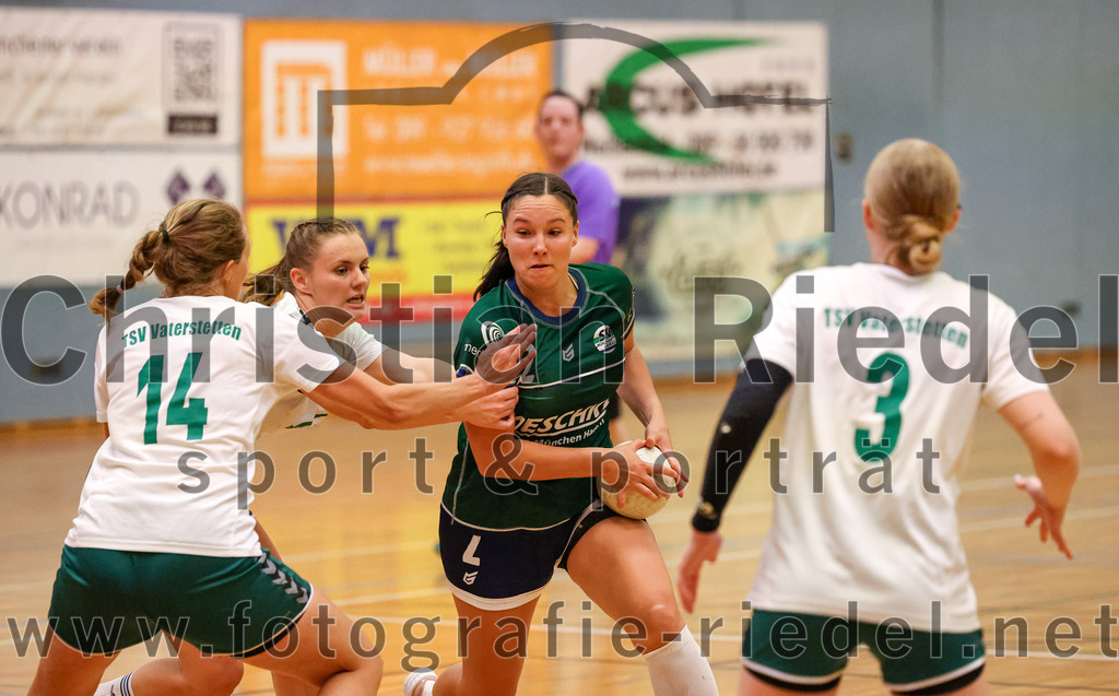 2023-09-16_125_TSV_Vaterstetten_gegen_SV_Muenchen_Laim | Baldham, Deutschland, 16.09.2023:
Handball, Bayernliga Frauen Staffel Süd 2023 / 2024, 1. Spieltag, TSV Vaterstetten gegen SV München Laim, Endergebnis: 23:34

Valerie Graf (TSV Vaterstetten, #14), Verena Kölzer (SV München Laim, #2), Johanna Bayerlein (TSV Vaterstetten, #3)

Foto: Christian Riedel / fotografie-riedel.net