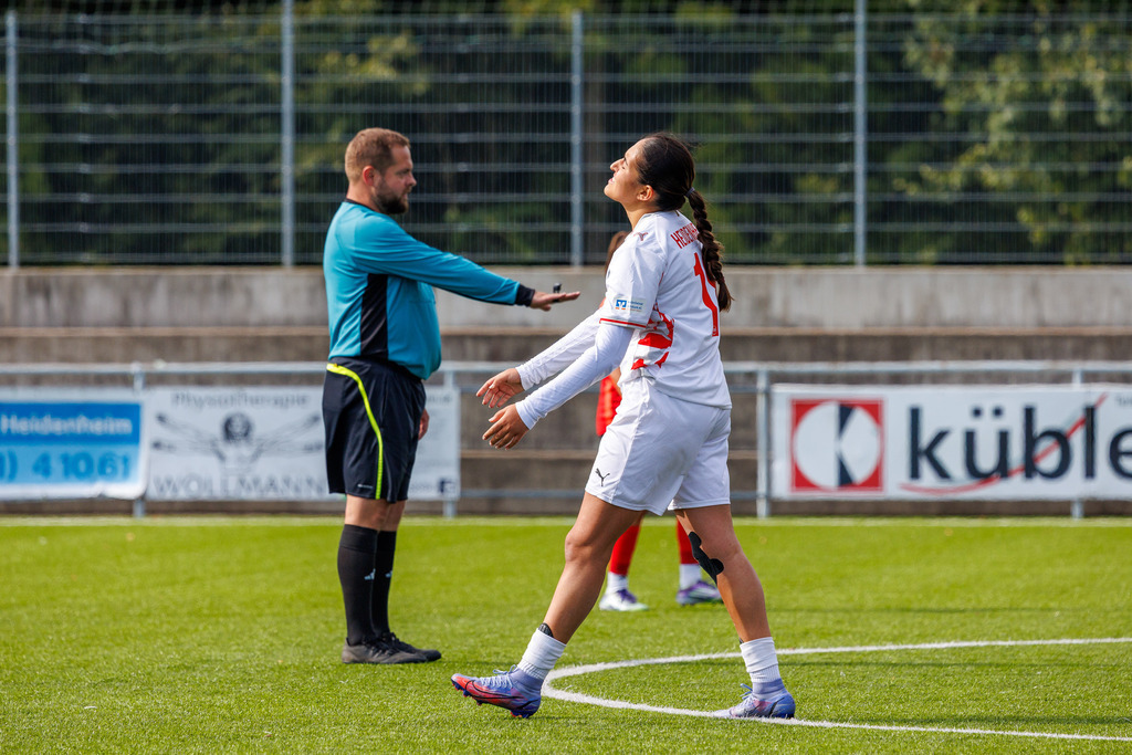 FCHHÜT_251003_4932 | 1.FC Heidenheim 1846 II vs. TSV Hüttlingen, Fußball, Frauen, Bezirkspokal, 2025/2026, 1.Runde, 03.10.2025 in Mergelstetten, Sportplatz 2(Foto: Michael Bulling) - Realisiert mit Pictrs.com