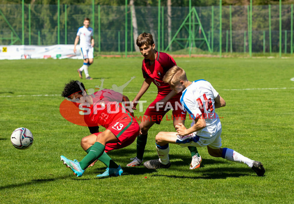 Portugal  U15 -Czech Republic U15 | DUARTE SOARES (Portugal #13) ONDREJ PENXA (Czech Republic #14) GONÇALO PINTO (Portugal #6) ; Portugal  U15 -Czech Republic U15 am 29.04.2022 in Arnoldstein
(Sportplatz), AUSTRIA, (Photo by Ernst Krawagner sport-fan.at) - Realisiert mit Pictrs.com