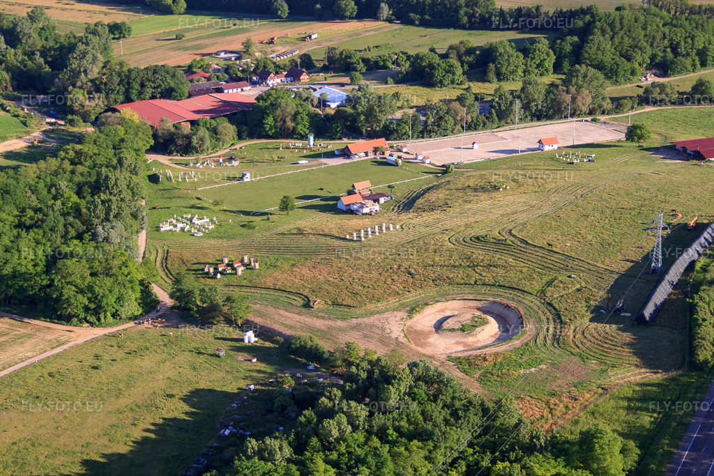Vue aérienne: Haras de la Née à Mothern dans le département Bas Rhin, France – .Photo: IMG_66592.jpg prise le 05/06/2014 par Werner Riehm/FLY-FOTO.eu – Résolution de l'original: 4752 x 3168 px