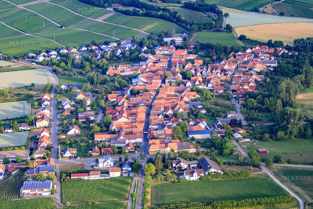 Luftbild: Ortsansicht von Osten im Ortsteil Heuchelheim in Heuchelheim-Klingen im Bundesland Rheinland-Pfalz in Deutschland. Foto: IMG_67856.jpg vom 14.06.2014 durch Werner Riehm/FLY-FOTO.deAuflösung des Originals: 4242 x 2828 px