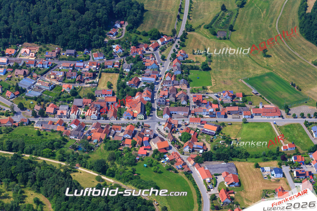 Luftbild von Unterschleichach Oberaurach - Luftaufnahme wurde 2017 von https://frankenair.de mittels Flugzeug (keine Drohne) erstellt - die Geschenkidee