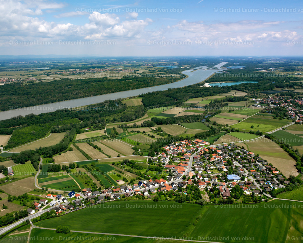 2626190 | Honau RHEINAU 09.06.2006 Landwirtschaftliche Nutzflächen und Feldgrenzen  umsäumen das Siedlungsgebiet des Dorfes in Rheinau im Bundesland Baden-Württemberg, Deutschland // Agricultural land and field boundaries surround the settlement area of the village  in Rheinau in the state Baden-Wuerttemberg, Germany Foto: Gerhard Launer