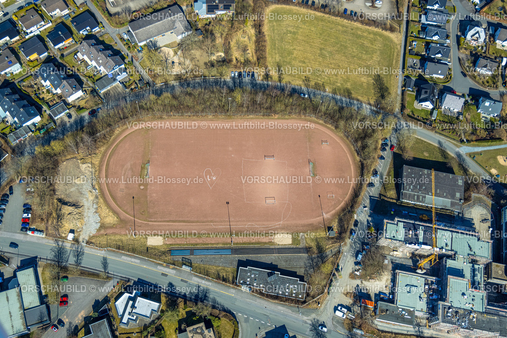 Meschede250304923 | Luftbild, Sportplatz Ascheplatz Schulzentrum an der Realschule, Herz Symbol L+M auf den Platz gezeichnet, Meschede-Stadt, Meschede, Sauerland, Nordrhein-Westfalen, Deutschland