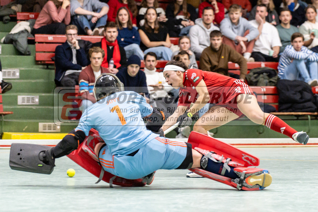 SFE_20241220_0121 | Köln, Deutschland, 20.12.2024:  Hockey 1. Bundesliga Damen Rot-Weiss Köln - Düsseldorfer HC im KTHC Stadion Rot-Weiss Köln Tennis and Hockey Club am 20.12.2024 in Köln, Deutschland. (Foto von Stephan Fehrmann)Köln, Germany, 20.12.2024: Hockey 1. Bundesliga Damen Rot-Weiss Köln - Düsseldorfer HC in KTHC Stadion Rot-Weiss Köln Tennis and Hockey Club at 20.12.2024 in Köln, Deutschland. (Foto from Stephan Fehrmann)