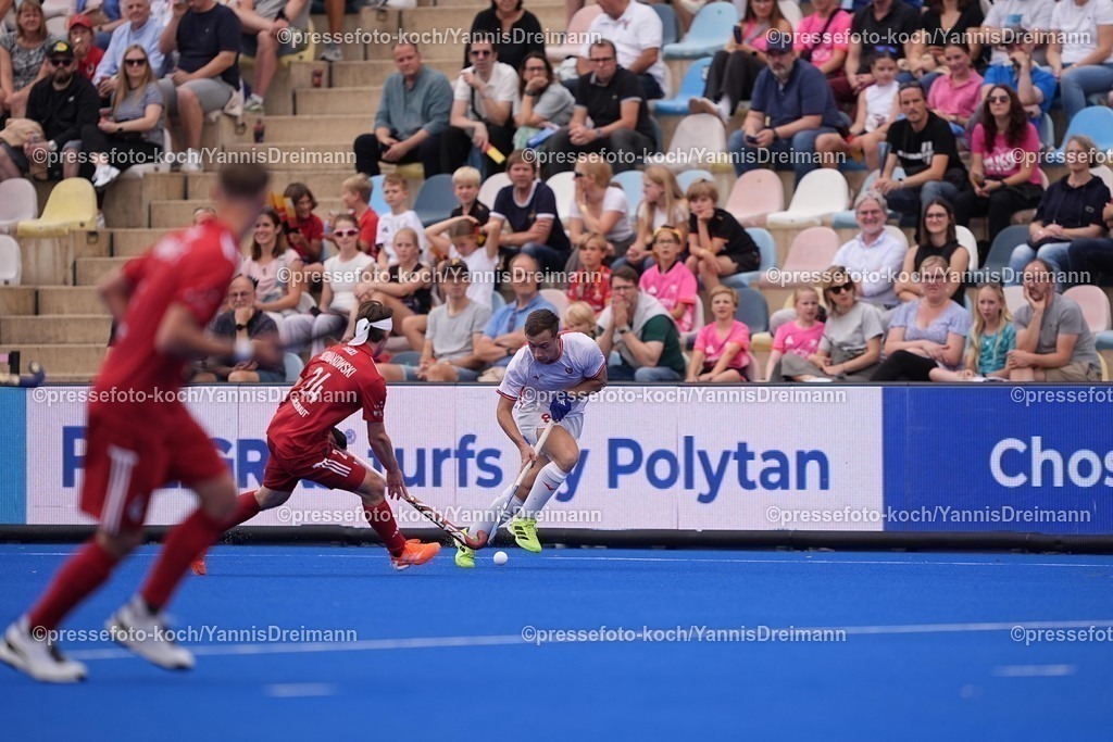 xydrx08082501020 | 08.08.2025, xydrx, Herren EuroHockey Championship 2025, Gruppenphase, Gruppe B, England - Polen, Sparkassenpark Mönchengladbach: Mateusz Nowakowski (Polnische Feldhockey Nationalmannschaft #24) im Zweikampf gegen Jacob Payton (Englische Feldhockey Nationalmannschaft #8)