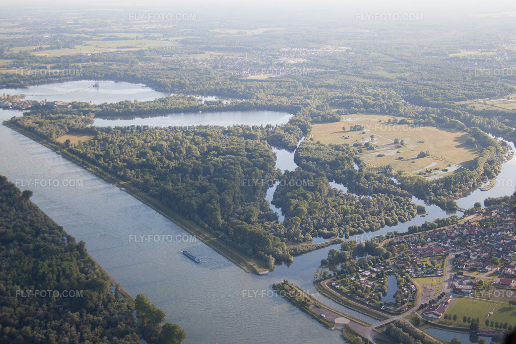Aerial view: View of the town in Munchhausen in the state Bas-Rhin, France.Photo: IMG_57974.jpg taken on 06/16/2013 by Werner Riehm/FLY-FOTO.comResolution of the original: 4484 x 2990 px