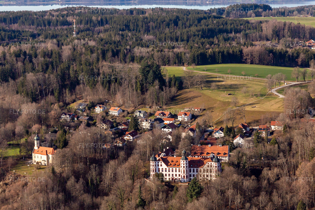 Luftbild: Schloß und Kapelle Maria unbefleckte Empfängnis in Eurasburg im Bundesland Bayern in Deutschland. Foto: IMG_139433.jpg vom 27.12.2023 durch Werner Riehm/FLY-FOTO.de