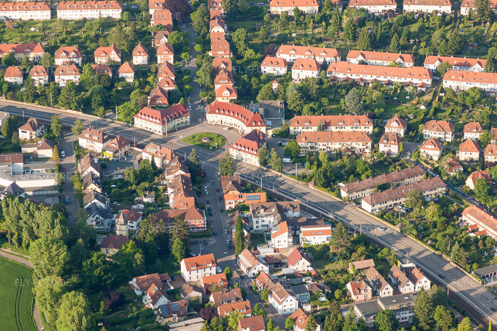 Luftbild: Halbkreis- runder Platz Ostendorfplatz im Ortsteil Rüppurr in Karlsruhe im Bundesland Baden-Württemberg in Deutschland. Foto: IMG_27399.jpg vom 23.05.2010 durch Werner Riehm/FLY-FOTO.de