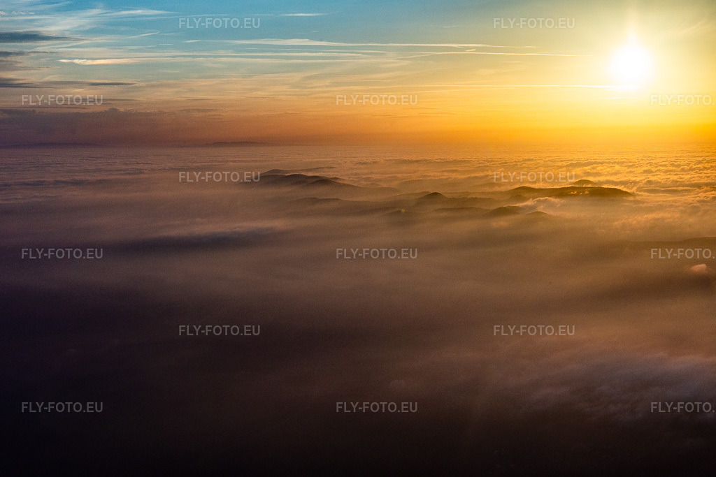 Vue aérienne: Coucher de soleil sur les Vosges du Nord et la forêt du Palatinat dans les nuages à Soultz-sous-Forêts dans le département Bas Rhin, France. Photo: IMG_144083.jpg prise le 09/11/2024 par Werner Riehm/FLY-FOTO.eu – Résolution de l'original: 5352 x 3568 px
