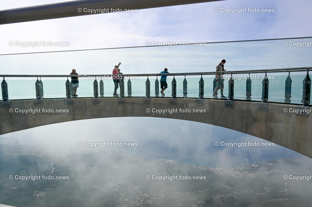 Kroatien_ Biokovo Naturpark_ 13.10.2023-11 | 13.10.2023, Kroatien, HRV, Naturpark Biokovo im Bild Naturpark Biokovo, Skywalk, Sv. Jure, St. George

Der Park erstreckt sich über eine Flaeche von 19.550 Hektar und umfasst einen circa 30 km langen und bis zu 7 km breiten, sich in nordwestlich-suedoestlicher Richtung erstreckenden Teil des Biokovo-Gebirges von Dubci bis nach Gornja Igrane. Er umfasst das Teilgebiete der Staedte Makarska und Vrgorac sowie der Gemeinden Baška Voda, Brela, Podgora, Šestanovac, Tučepi, Zadvarje und Zagvozd. Der Park liegt auf einer Hoehe von 200 bis 1762 m. i. J.; der Sveti Jure (Heiliger Georg) als hoechster Berg des Parks ist zugleich der zweithoechste Gipfel in Kroatien.
Quelle: Wikipedia