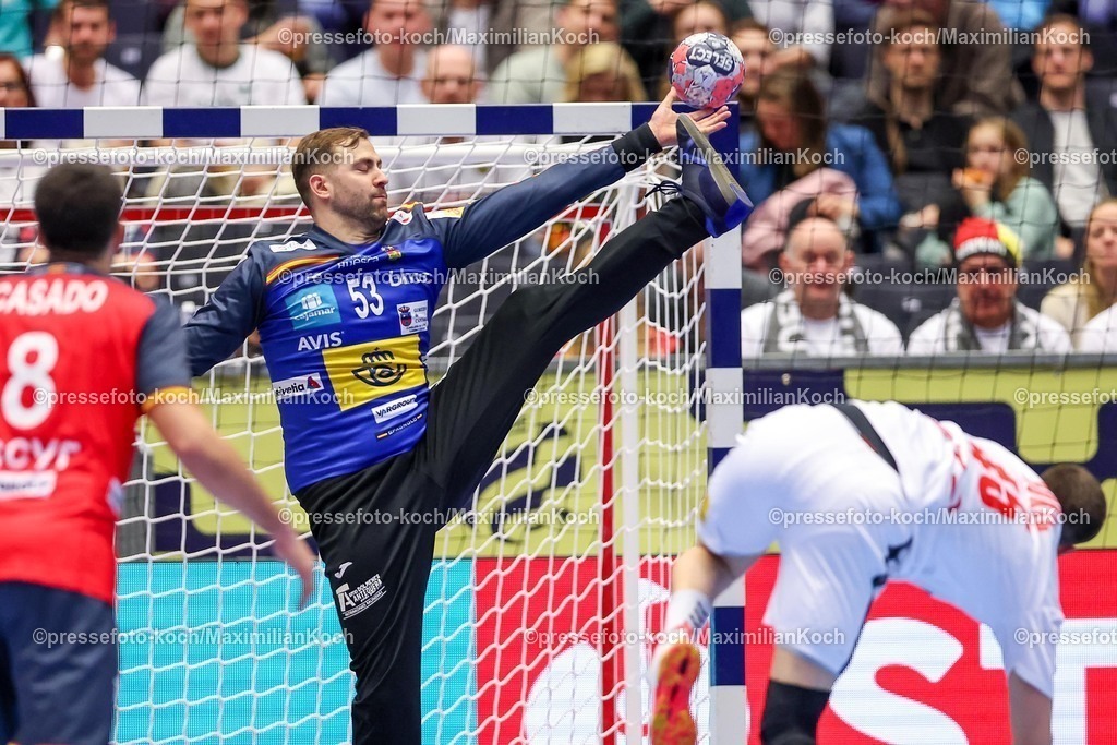 EHF15012601091 | 15.01.2026, Handball, Men's EHF EURO 2026, Spanien - Serbien, Jyske Bank Boxen in Herning, Dänemark, Preliminary Round:  Ignacio Biosca Garcia (Espania #53) verteidigt Siebenmeter gegen  Vanja Ilic (Serbien #21) 