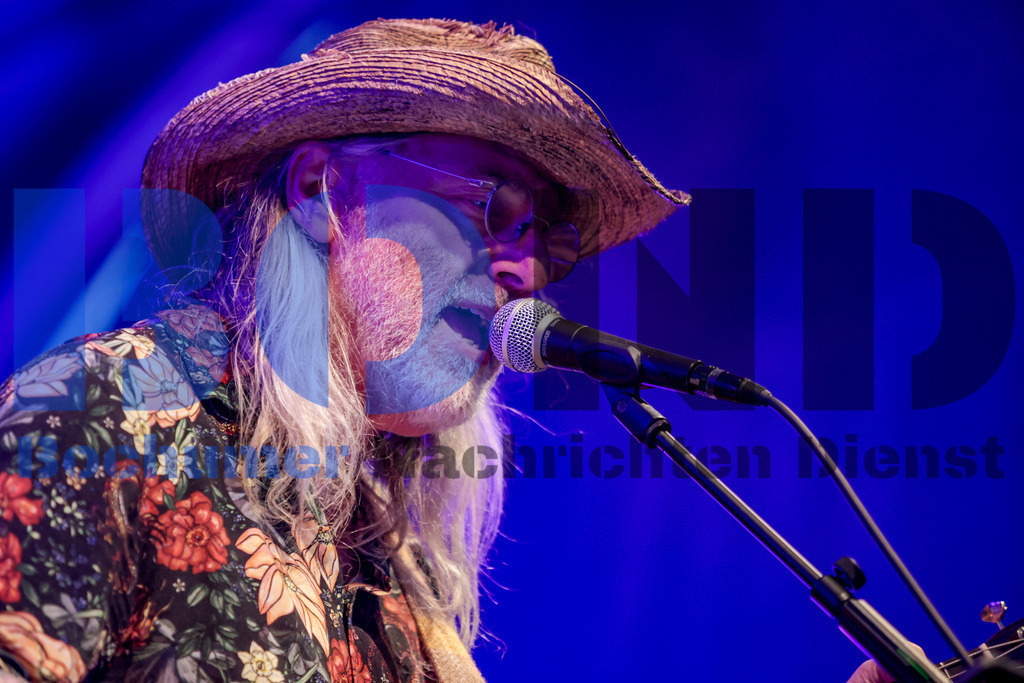 Bochum total 2024 - Die Feuersteins  {date} -  | {headline}(Foto: Sebastian Sendlak / BOND) - Realisiert mit Pictrs.com