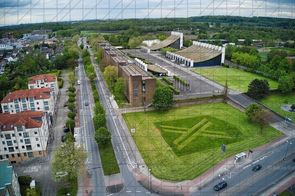 SP2021-05 LUFT  Stadtmittelpunkt Rathaus Europahalle Stadthalle Stadion Foto Lukas 5 | Das Rathaus-Ensemble am Stadtmittelpunkt mit dem gerade wieder frisch gemähten Stadtwappen. Über die Senerung der Gbäude soll in einer Sonderratssitzung beraten werden, fordert die FDP. - Realisiert mit Pictrs.com