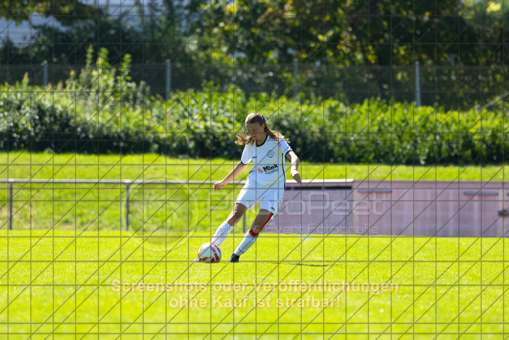 20260906_122303_0241_(c)_by_PhotoPeet | #,1.FC Donzdorf (weiß) vs. 1.FC Heidenheim 1846 (rot), Fußball, Frauen-Verbandspokal Gruppe 2, 2. Runde, Saison 2026/2027, Rasenplatz Lautertal Stadion, Süßener Straße 16, 73072 Donzdorf, 06.09.2026 - 11:00 Uhr,Foto: PhotoPeet / Sport- &amp; Eventfotografie / Peter Harich