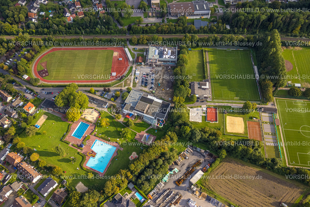 Werl230806790 | Luftbild, Buchgeister Stadion, Baustelle und Neubau Gebäude am Sportplatz, Freizeitbad Werl, Werl, Werl-Unnaer Börde, Nordrhein-Westfalen, Deutschland