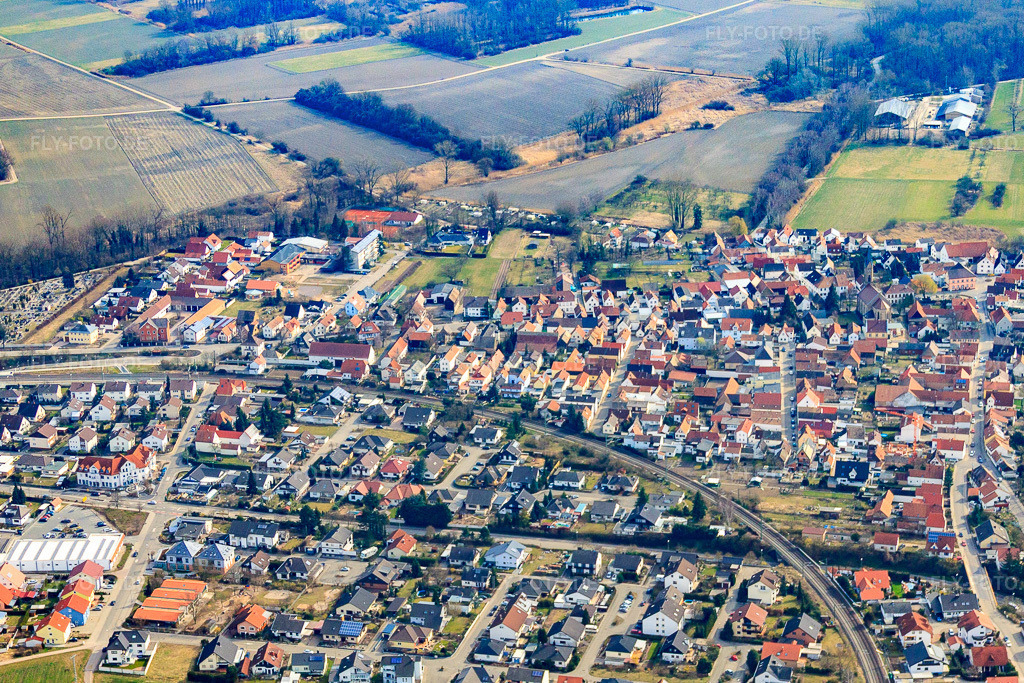 Luftbild: Bahnkurve durch die Ortschaft im Ortsteil Sondernheim in Germersheim im Bundesland Rheinland-Pfalz in Deutschland. Foto: IMG_37785.jpg vom 12.03.2011 durch Werner Riehm/FLY-FOTO.de