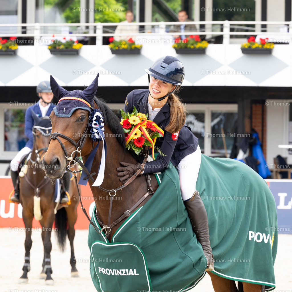 TH_32-HEINRICH Frieda (GER)_ Bee Gee 12_31134 | Longines Balve Optimum 2025 am 15.06.25 in Balve, Schloss Wocklum, 32HEINRICH Frieda (GER), Bee Gee 12