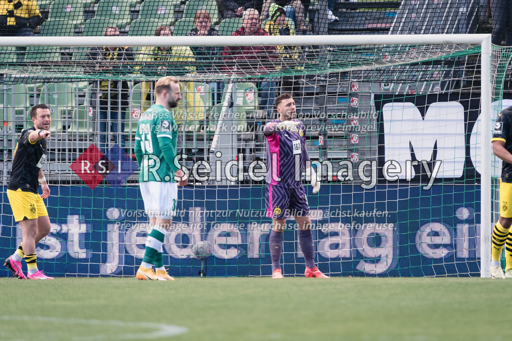 RS-1-042688 | Patrick Göbel (#17, BVB), Marcel Laurenz Lotka (#35, BVB, Torwart)