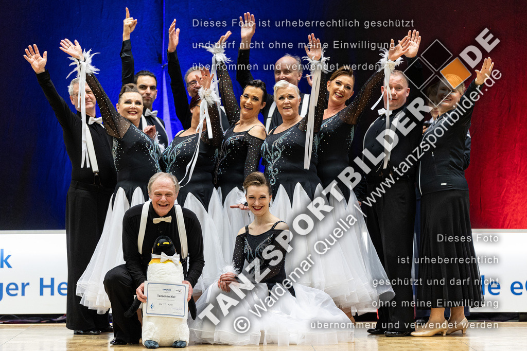 20240113-02291 | Hier finden Sie Tanz Bilder vom Latein und Standard Formationen tanzen. Sportbilder vom Tanzsport. Schöne Fotos und von Weltmeisterschaft, Europameisterschaft, Bundesliga, Regionalliga, Oberliga und Landesliga sowie von GOC Stuttgart, DanceComp, WM Bremen