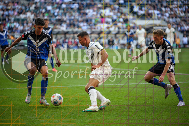 Borussia Mönchengladbach vs Hamburger SV - Bundesliga  | Mönchengladbach, Deutschland, 24.08.25:   Daniel Elfadli (Hamburger SV) und Kevin Stöger (Borussia Mönchengladbach) im Kampf um den Ball waehrend des Spiels der Bundesliga zwischen Borussia Mönchengladbach vs Hamburger SV im Stadion im Borussia Park(Foto von Brauer-Fotoagentur / Adrian Schlueter)