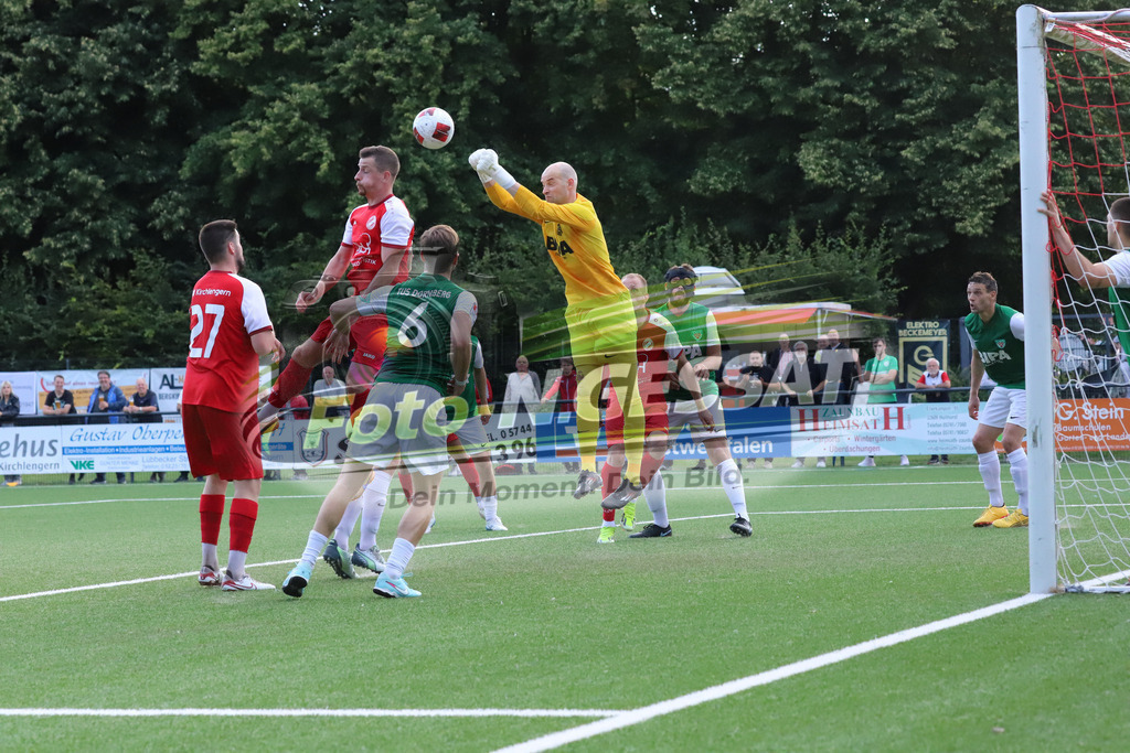 FC RW Kirchlengern - TuS Dornberg | Auf dem Bild zu sehen: rot FC RW Kirchlengern: Artem Panasenkow ; grün TuS Dornberg: Joschka LeierFC RW Kirchlengern, TuS Dornberg, Saison 25/26, Landesliga, Kirchlengern, Deutschland - Realisiert mit Pictrs.com