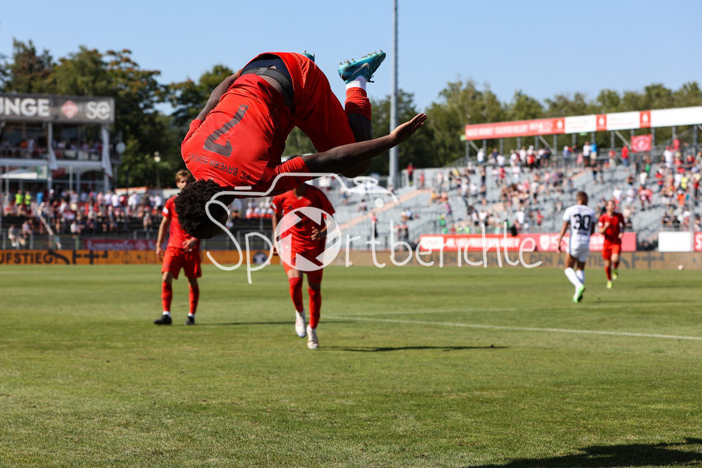 FC Würzburger Kickers - FC Bayern Amateure | Jubel nach dem Treffer zum 1-2 durch Nestory IRANKUNDA (FC Bayern München II #7) / Freude / Happy / Flick Flack / Salto / Regionalliga Bayern: FC Würzburger Kickers - FC Bayern München II, AKON Arena am 24.08.2024