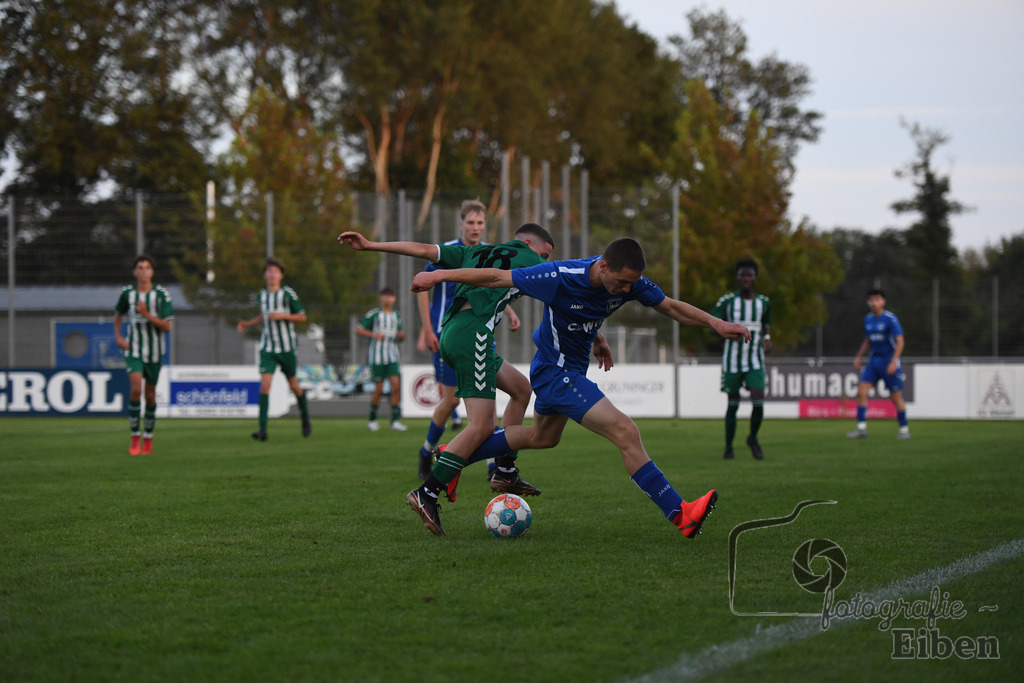 FC Rastede-VFL Oldenburg | A-Jugend Bezirkspokal; FC Rastede (blau)-VFL Oldenburg (grün) am 16.08.2023 in Rastede (Sportanlage Köttersweg), Deutschland, Photo: Philip Eiben 2023 - Realisiert mit Pictrs.com
