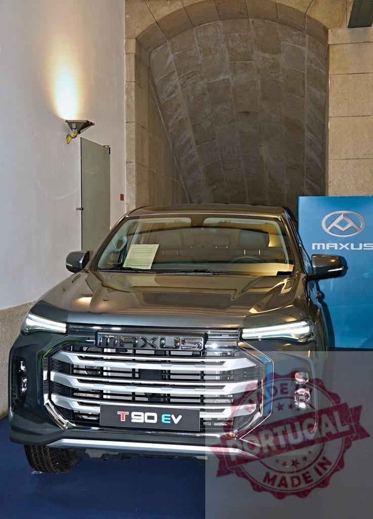 Maxus T90 EV electric pickup truck on display | Maxus T90 EV electric pickup truck showcasing its design at an indoor event - Realisiert mit Pictrs.com