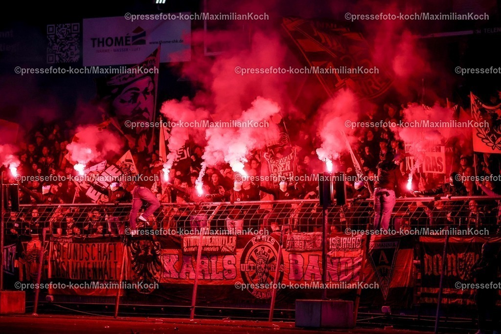 FKo26022601007 | 26.02.2026, Fußball, Landespokal Mittelrhein, SC Fortuna Köln - TSV Alemannia Aachen, Südstadion, Viertelfinale Bitburger-Pokal, Saison 2025 2026: Fans im vollen Gästeblock von Aachen machen Stimmung auf der Tribüne und zünden Bengalisches Feuer Bengalos Pyrotechnik  DFB regulations prohibit any use of photographs as image sequences and or quasi-video.
