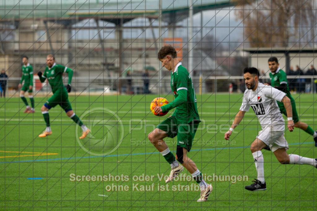 20251130_145148_0162 | #,KSG Eislingen (grün) vs. FTSV Kuchen (weiß), Fussball, Kreisliga A3 - Bezirk Neckar/Fils, 15. Spieltag, Saison 2025/2026, Kunstrasensportplatz am Eichenbach, Haldenstraße, 73054 Eislingen, 30.11.2025 - 14:30 Uhr,Foto: PhotoPeet-Sportfotografie/Peter Harich