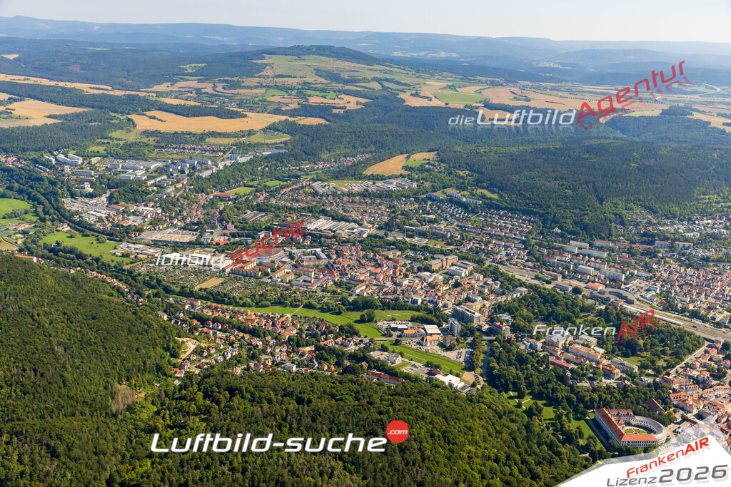 Stadt Meiningen von Oben- Die Luftaufnahme wurde 2025 vom UL-Flugzeug heraus erstellt ( keine Drohnenaufnahme ) - Hochauflösende Luftaufnahme - für Wandbilder und großformatige Ausdrucke geeignet. Das besondere Geschenk!Hier alle&nbsp;Infos zur Lizenzierung der LuftaufnahmeWir fliegen auch dieses Jahr wieder in Ihre Region um Luftbilder zu erstellen.- Luftbild anfragen