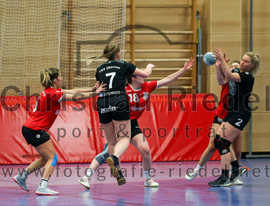 2022-12-04_014_SV_Anzing_gegen_TSV_Uebersee | Anzing, Deutschland, 04.12.2022:
Handball, Bezirksliga 2022 / 2023, 8. Spieltag, SV Anzing gegen TSV Übersee, Endergebnis: 29:24

Denise Bäumler (SV Anzing, #6), Veronika Hilz (TSV Übersee, #7), Virag Varga (SV Anzing, #18), Kristina Hilz (TSV Übersee, #2)

Foto: Christian Riedel / fotografie-riedel.net