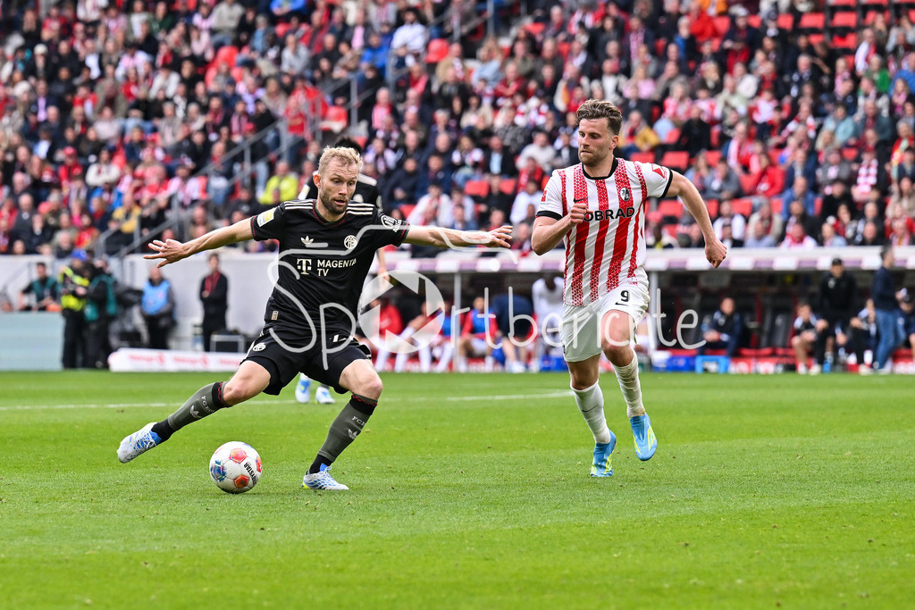 SC Freiburg - FC Bayern München | FREIBURG, GERMANY - 04. APRIL: im Duell Konrad LAIMER (FC Bayern Munich 27) und Lucas HÖLER (SC Freiburg 9) während dem Bundesligamatch zwischen dem SC Freiburg und dem FC Bayern München am 28. Spieltag im Europa-Park Stadion / DFL REGULATIONS PROHIBIT ANY USE OF PHOTOGRAPHS AS IMAGE SEQUENCES AND/OR QUASI-VIDEO