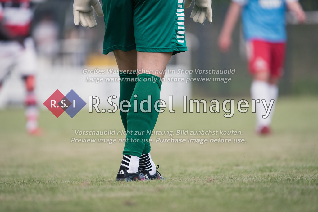 RS-1-127234 | Fußballer/Torwart Beine in grünen Shorts und Stutzen, weißen Socken und schwarz-roten Adidas F50 Fußballschuhen auf einem Rasenplatz.