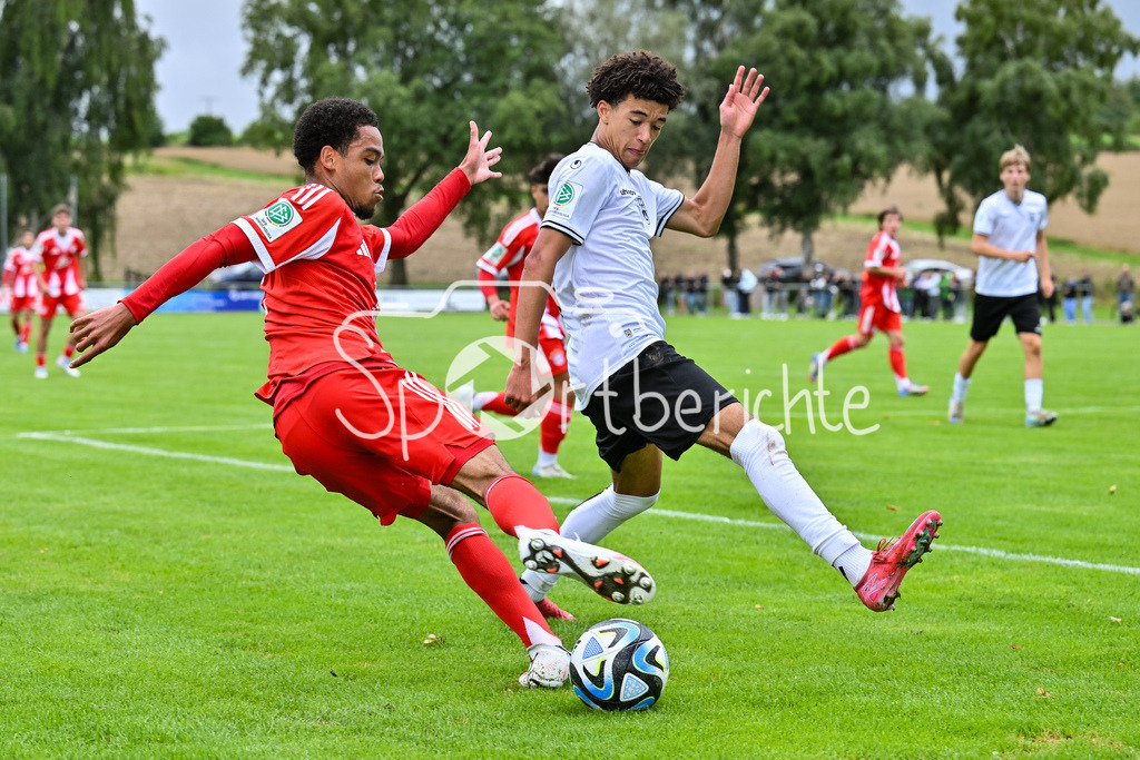 SSV Ulm 1846 Fussball U19 - FC Bayern München U19 | im Duell Chivano WIJKS (FCB #2) und Evan Anderson BROWN (SSV Ulm U19 25) / Zweikampf / U19 DFB Nachwuchsliga: SSV Ulm 1846 Fussball - FC Bayern München, Hauptspielfeld Langenau am 02.08.2025