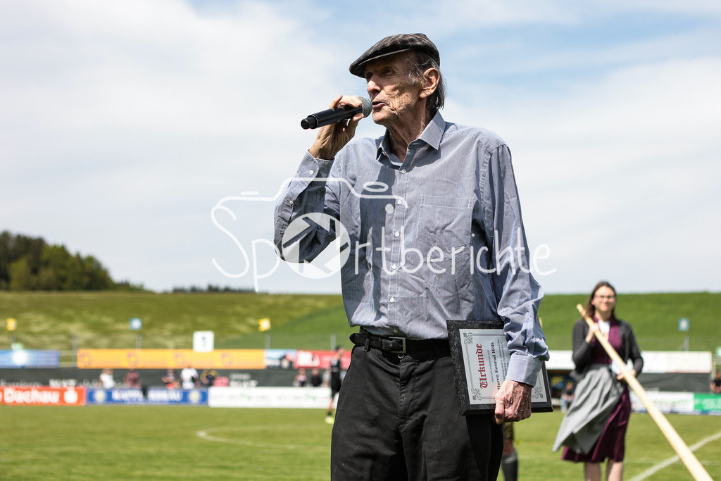 FC Pipinsried - SV Wacker Burghausen | Pipinsried Vereinslegende Konrad HOESS wird in der Halbzeit zum Ehrenpraesidenten ernannt / Ehrung / Einzelfoto / Freisteller / Urkunde