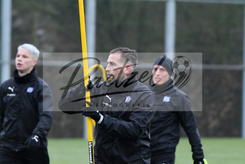 20200125_TRAOSN_0061 | Fußball, Herren: Marc Heider (VfL Osnabrück) schaut beim Training des VfL Osnabrück am 25.01.2020 im Sportpark Illoshöhe in Osnabrück, Deutschland.(Foto von Nico Paetzel) - Realisiert mit Pictrs.com