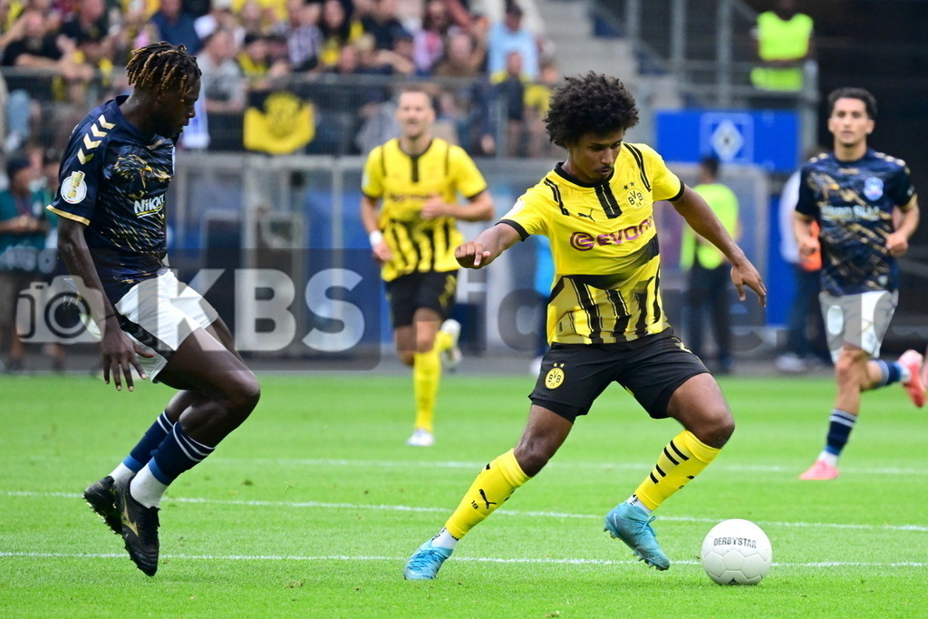 KBS Picture_PhoenixLuebeck-BorDortmund_050 | v.l. Ntika Kevin (Phoenix Luebeck) , Adeyemi Karim (Borussia Dortmund) ,Sportplatz :  Volksparkstadion, - Realisiert mit Pictrs.com