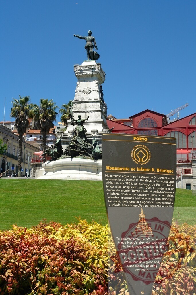 Monumento ao Infante D. Henrique in Porto Portugal. Porto - Portugal | Prince Henry the Navigator statue standing on a pedestal pointing towards the sea under blue sky - Realisiert mit Pictrs.com