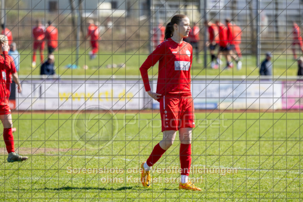 20250406_142458_0253 | #,1.FC Donzdorf (rot) vs. SV Jungingen (schwarz), Fussball, Frauen-Verbandsliga Württemberg, 16. Spieltag, Saison 2024/2025, Rasenplatz Lautertal Stadion, Süßener Straße 16, 73072 Donzdorf, 06.04.2025 - 13:00 Uhr,Foto: PhotoPeet-Sportfotografie/Peter Harich