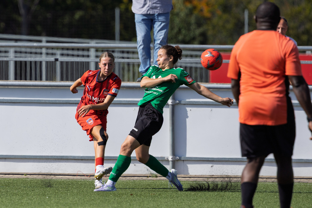 FCHSTE_250921_3952 | 1.FC Heidenheim 1846 II vs. TV Steinheim, Fußball, Frauen, Bezirksliga, 2025/2026, 2.Spieltag, 21.09.2025 in Heidenheim, Kunstrasen b. Voith-Arena West(Foto: Michael Bulling) - Realisiert mit Pictrs.com