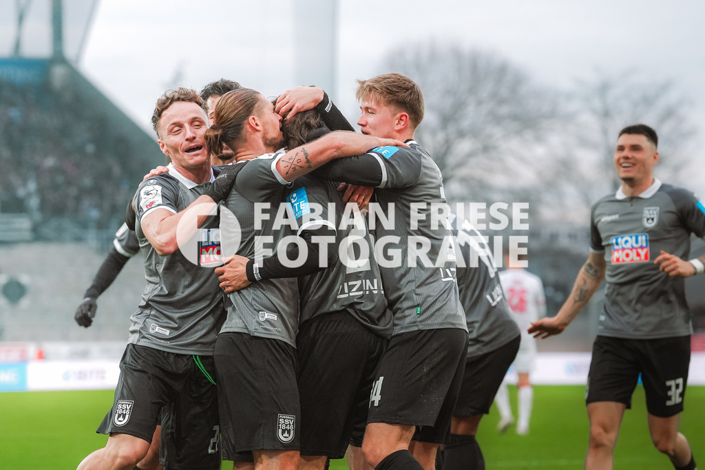GER Rot-Weiss Essen vs. SSV Ulm, Fussball, 3. Liga, Spieltag 19, Saison 2025/2026, 20.12.2025 | GER Rot-Weiss Essen vs. SSV Ulm, Fussball, 3. Liga, Spieltag 19, Saison 2025/2026, 20.12.2025Foto: Fabian Friese - Realisiert mit Pictrs.com